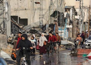 Palestinian citizens return to their homes in eastern Khan Yunis during a temporary ceasefire on 24 November 2023.