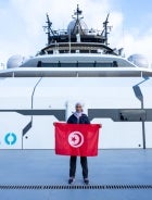 Nada Abdelkader devant l’OceanXplorer, le navire d’exploration marine le plus grand et le plus avancé au monde.  